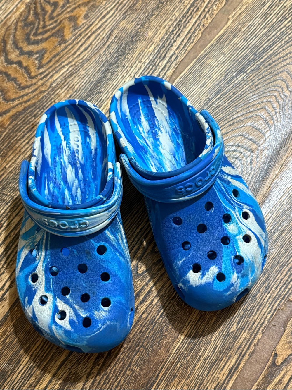 CROCS Kids Marbled Blue & White Clogs with Heel Strap